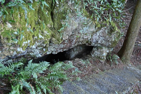 津峯山の岩窟(2)：神明の窟