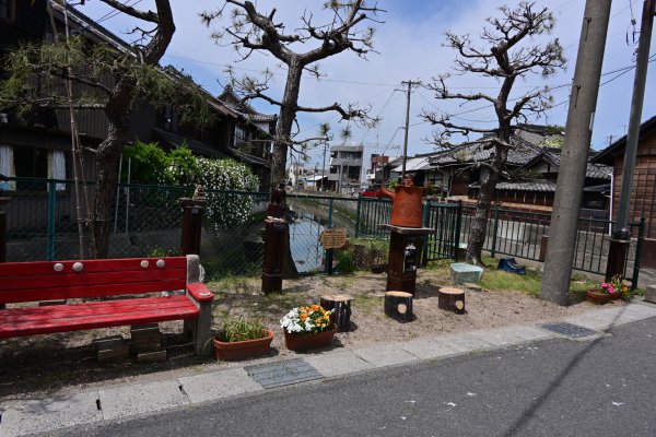 やきもの散歩道(28)：月の椅子広場