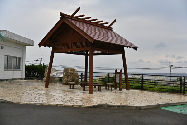 朝潮太郎記念館(1)：土俵型のベンチ