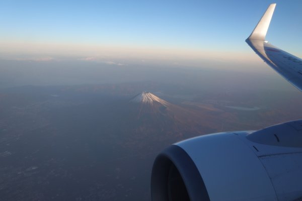 JAL0641便の機内から：富士山(2)