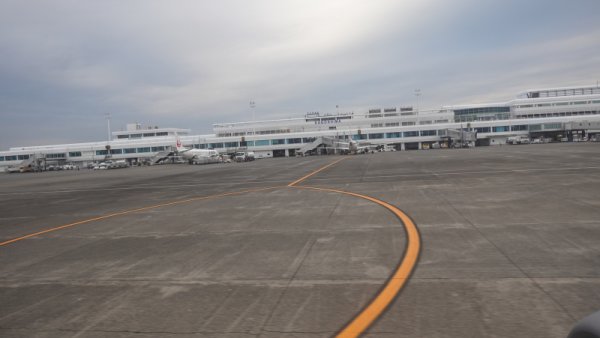 JAL0641便の機内から：鹿児島空港ターミナル