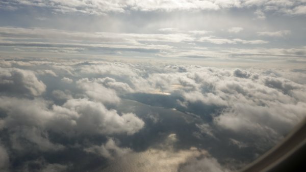 JAL3793便の機内から：雲間からの徳之島