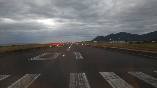 JAL3796便の機内から(2)：滑走路エンド