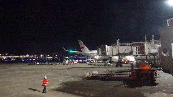 JAL654便の機内から(11)：スポットに到着