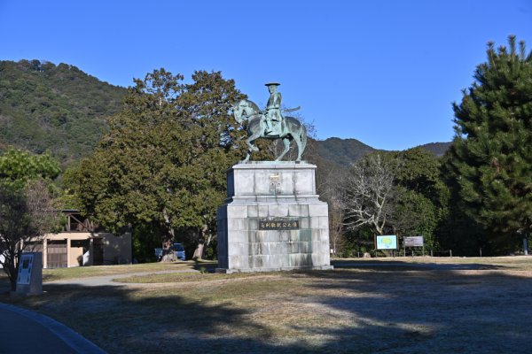 長山城跡：毛利敬親公之像