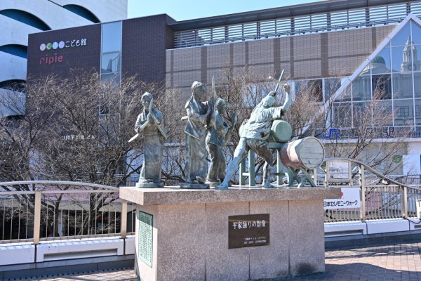 下関駅：平家踊りの像