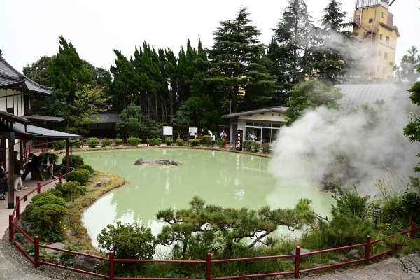 別府の温泉地獄(8)：白池地獄