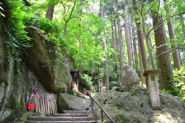 山寺(13)：木漏れ日の石段