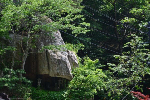 山寺(18)：胎内堂？