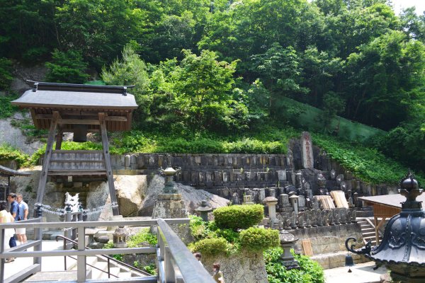 山寺(23)：鐘楼と墓地