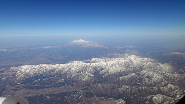 遠くに鳥海山が